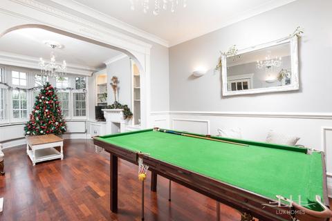 45 Cavenham Gardens, Hornchurch, RM11 2AU