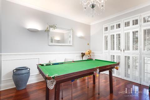 45 Cavenham Gardens, Hornchurch, RM11 2AU