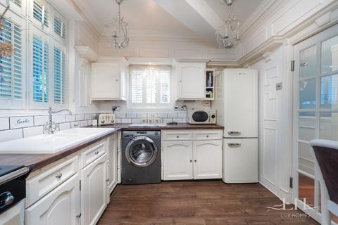 45 Cavenham Gardens, Hornchurch, RM11 2AU