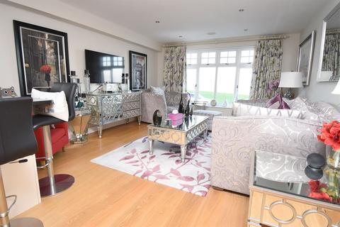 Flat 7, 17 Marine Parade, Whitstable, CT5 2BG