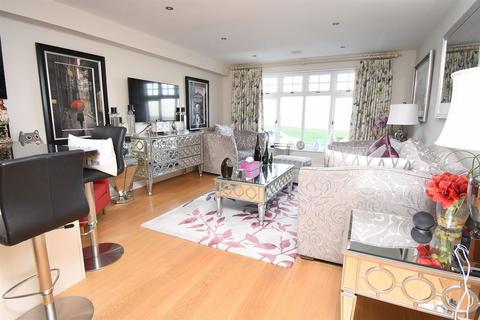 Flat 7, 17 Marine Parade, Whitstable, CT5 2BG