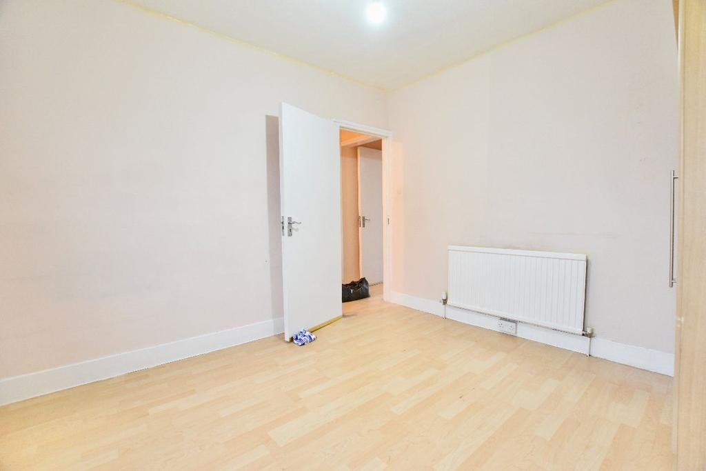 Katherine Road, E7 2 bed flat £1,400 pcm (£323 pw)