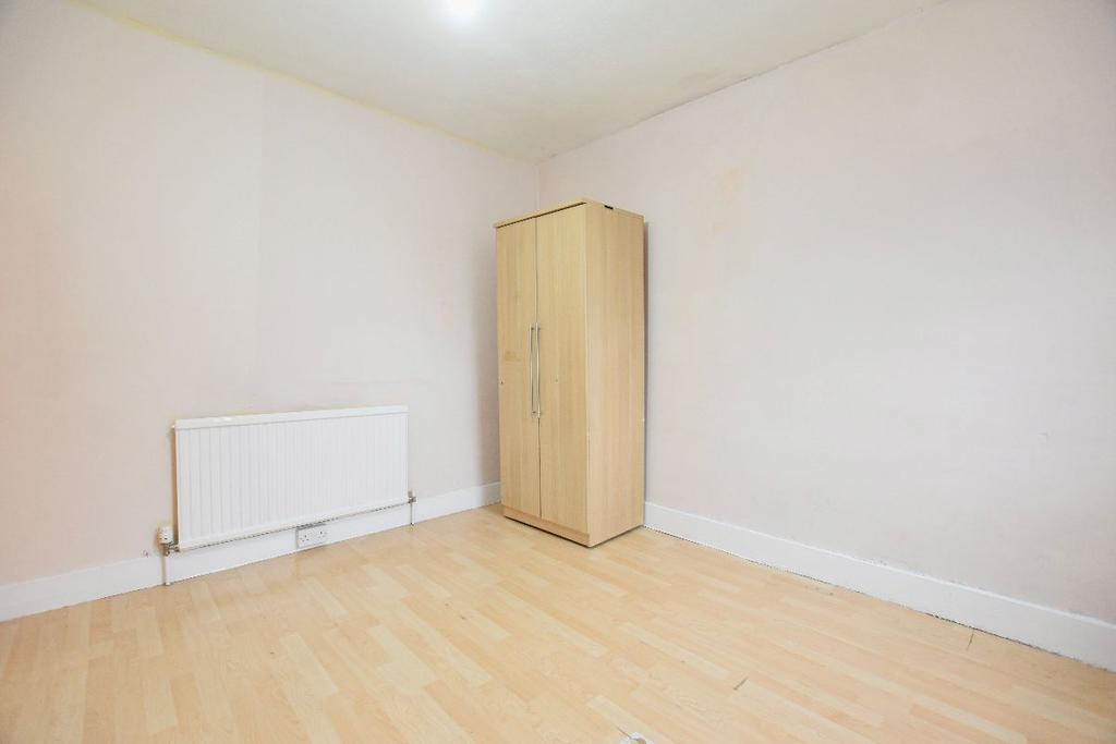 Katherine Road, E7 2 bed flat £1,400 pcm (£323 pw)