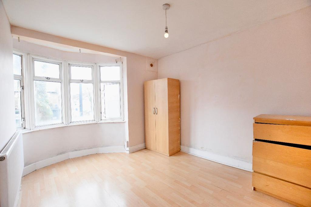 Katherine Road, E7 2 bed flat £1,400 pcm (£323 pw)