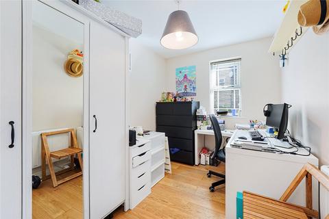 2 bedroom flat to rent, Stott Close, London
