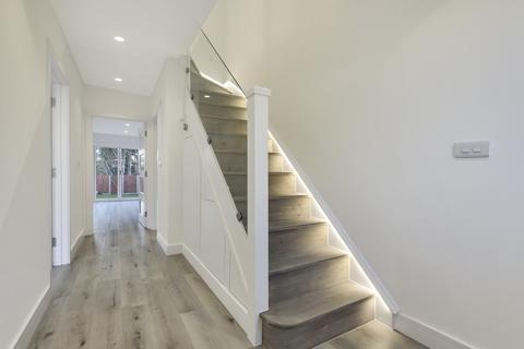 14 Lynton Avenue, London, N12 9JH