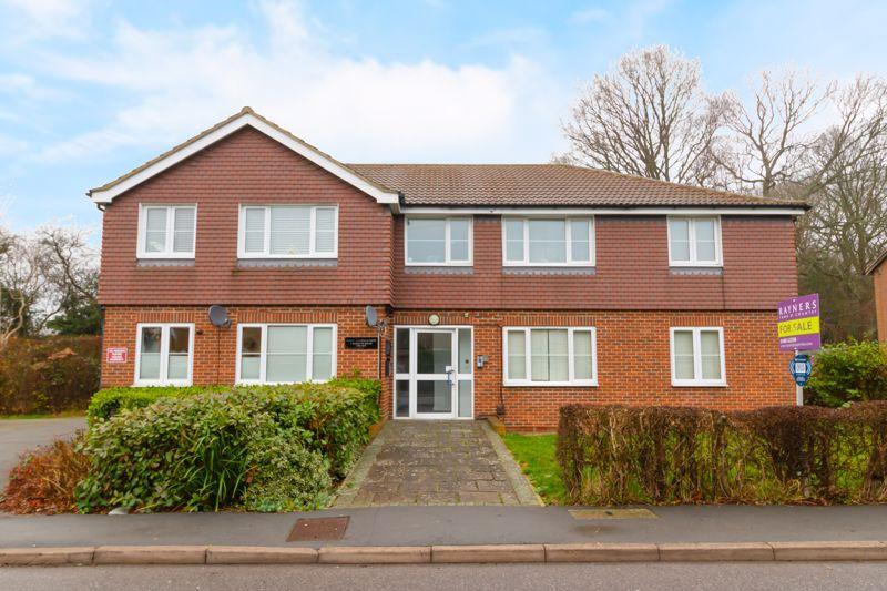 Harrow Road, Warlingham 2 bed flat £275,000