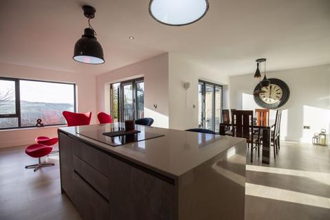 4 Beech Gardens, Halifax, HX2 7AD