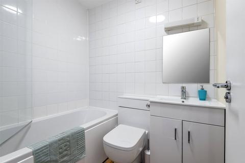 21 Whitecroft, Horley, RH6 9BZ