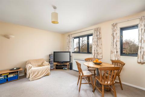 21 Whitecroft, Horley, RH6 9BZ