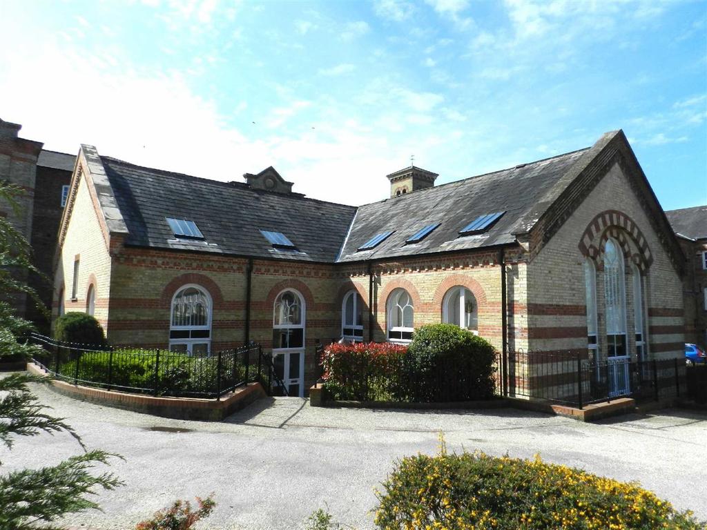 Arundel Mews, Southdowns Park, Haywards Heath 2 bed flat £185,000