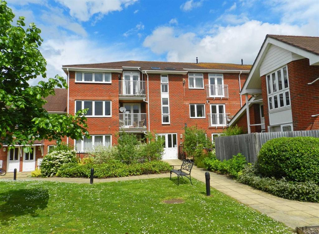 Kings Gate, Gordon Road, Haywards Heath 2 bed flat £220,000