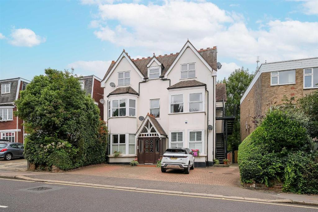 Palmerston Road, Buckhurst Hill 2 bed flat £400,000