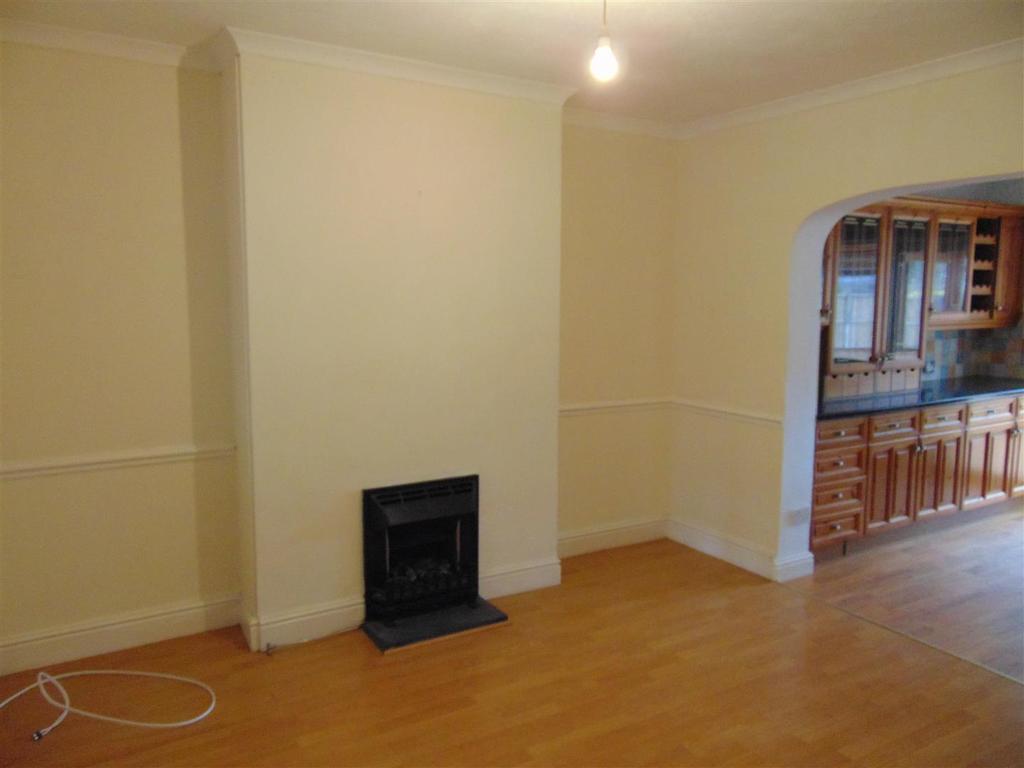 Bosty Lane, Aldridge 3 bed semidetached house £875 pcm (£202 pw)