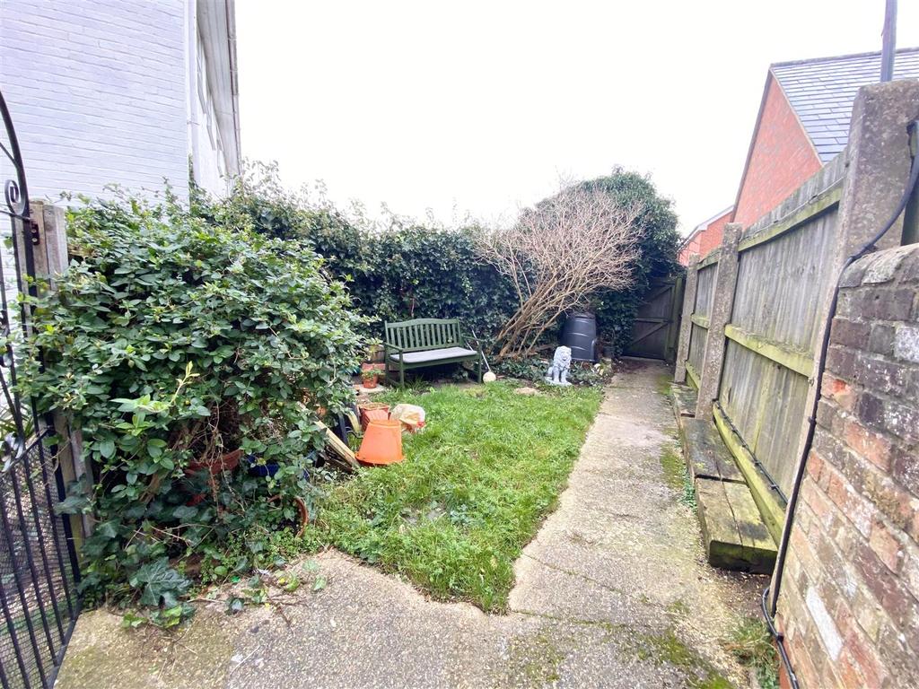 Leighton Road, Toddington, Dunstable 2 bed end of terrace house £895 pcm (£207 pw)