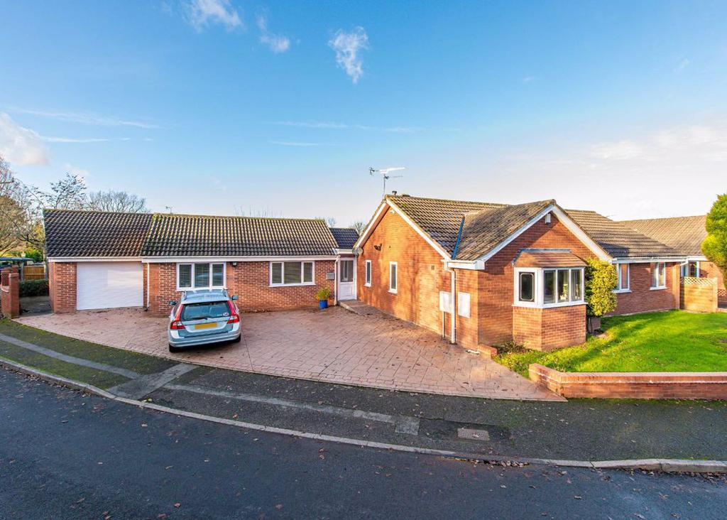 17, Hyperion Drive, Penn... 4 bed detached bungalow £1,800 pcm (£415 pw)
