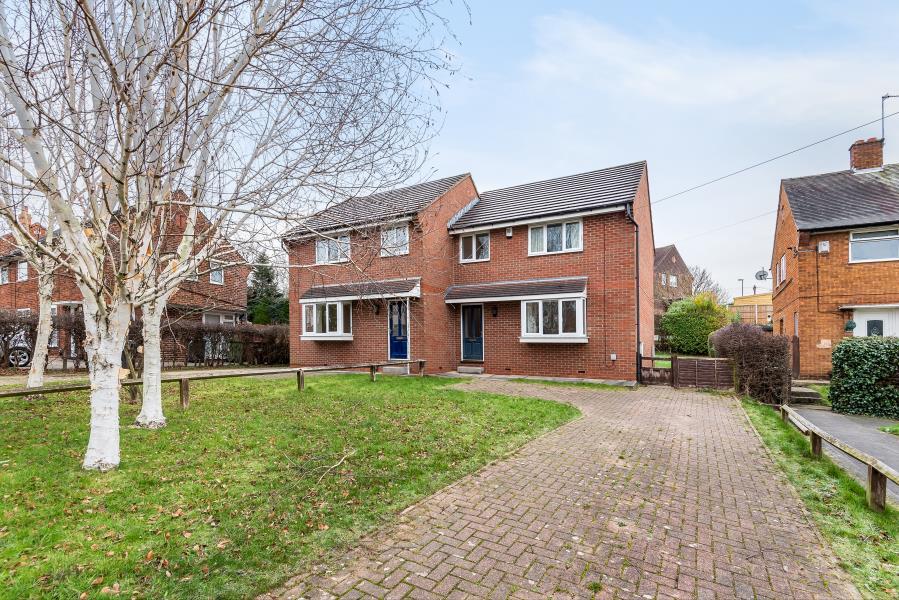 ALLERTON GRANGE AVENUE, LEEDS, LS17 6PR 3 bed semidetached house £