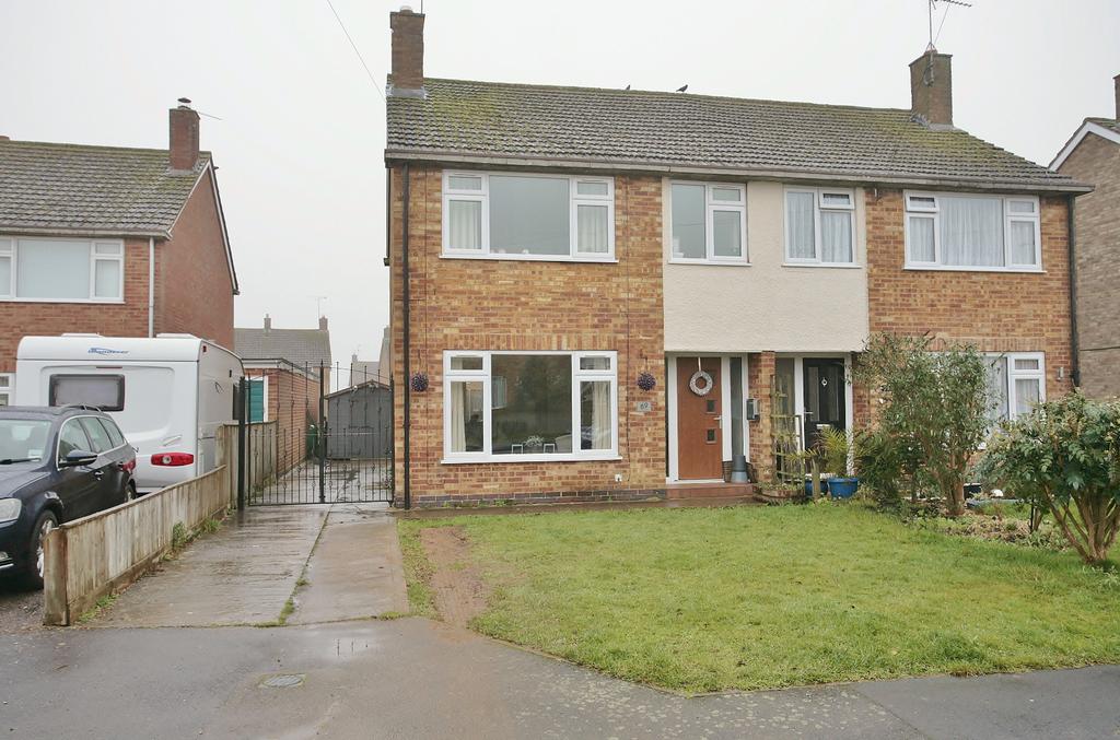 Stanwell Lea, Middleton Cheney 3 bed semidetached house £315,000