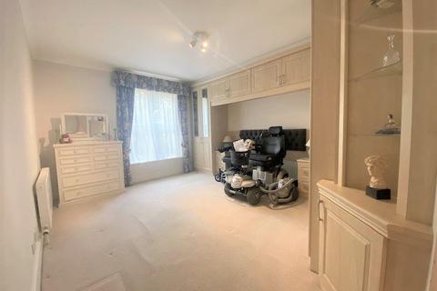2 bedroom flat for sale - Bishops Court, Bishops Bridge Road W2