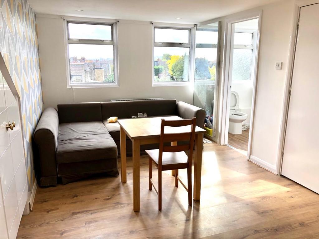 Park Avenue, Palmers Green Studio £925 pcm (£213 pw)