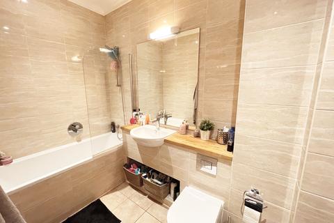 2 bedroom flat for sale - High Road, Chadwell Heath RM6