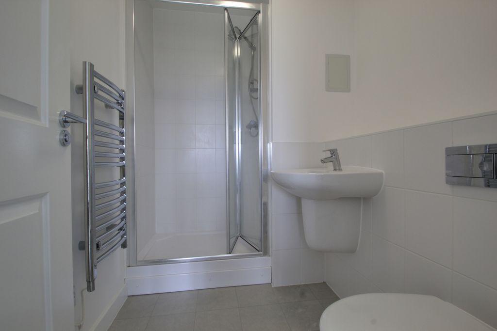 Ensuite to Bed 1