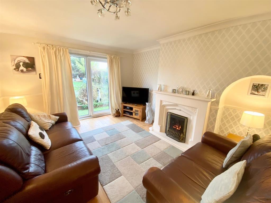 Warren Lane, Chapeltown, Sheffield... 3 bed detached house £350,000