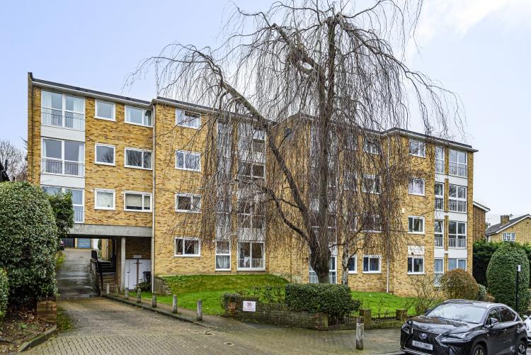 Albert Drive London SW19 2 bed flat £1,600 pcm (£369 pw)