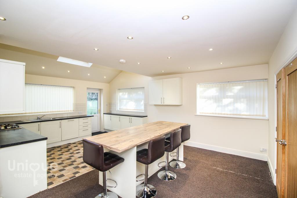 Midgeland Road, Blackpool... 4 bed semidetached house £950 pcm (£219 pw)