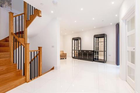 4 bedroom terraced house to rent - Coachwork Mews, London, NW2