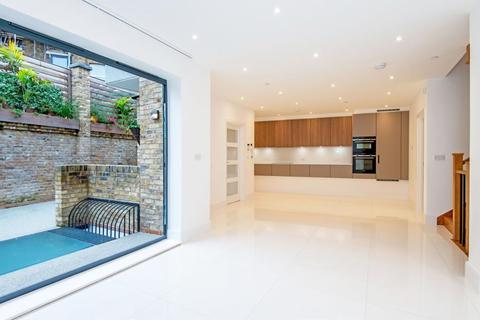 4 bedroom terraced house to rent - Coachwork Mews, London, NW2