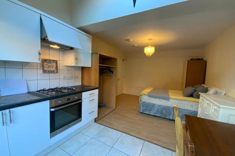 7 bedroom house share to rent - (70LER-6) Double Room with Kitchenette on Lane End Road