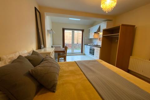 7 bedroom house share to rent - (70LER-6) Double Room with Kitchenette on Lane End Road