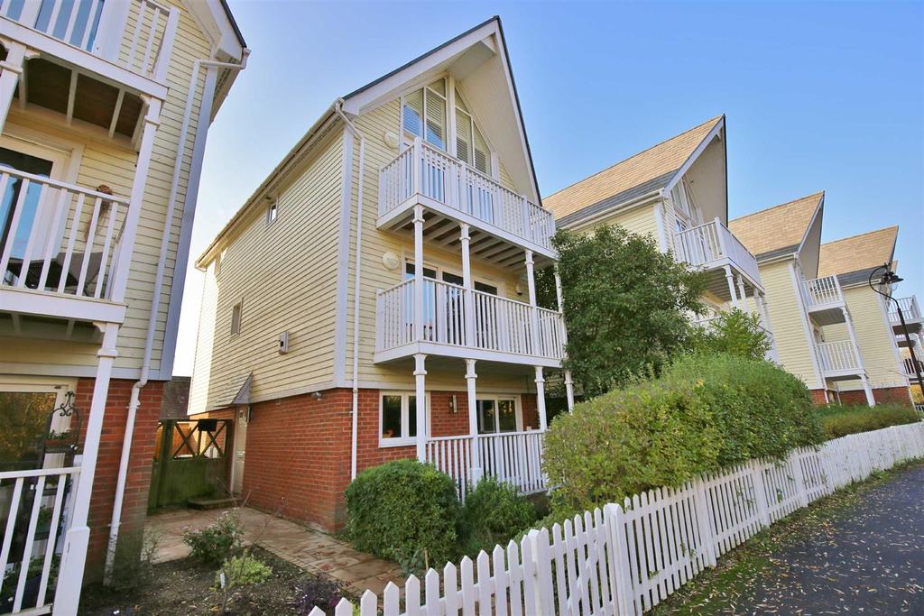 Leybourne Lakes 4 bed detached house £540,000