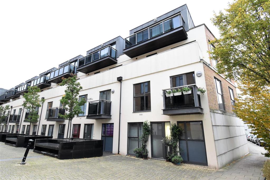 Old Post Office Walk, Surbiton 2 bed apartment - £1,950 pcm (£450 pw)