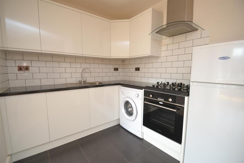 Consort Way, Horley 1 bed flat £1,050 pcm (£242 pw)