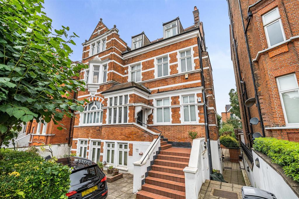 Maresfield Gardens, Hampstead NW3 3 bed flat £5,499 pcm (£1,269 pw)