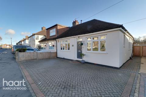 3 bedroom bungalow for sale - Church Road, Romford