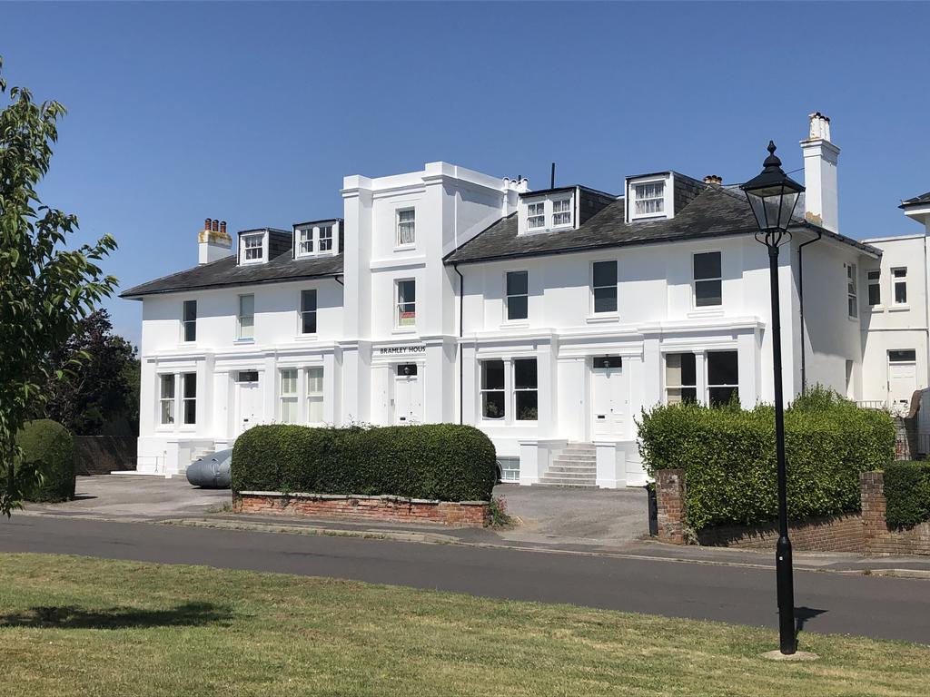 Crescent Road, Alverstoke, Gosport PO12 2 bed apartment £199,950
