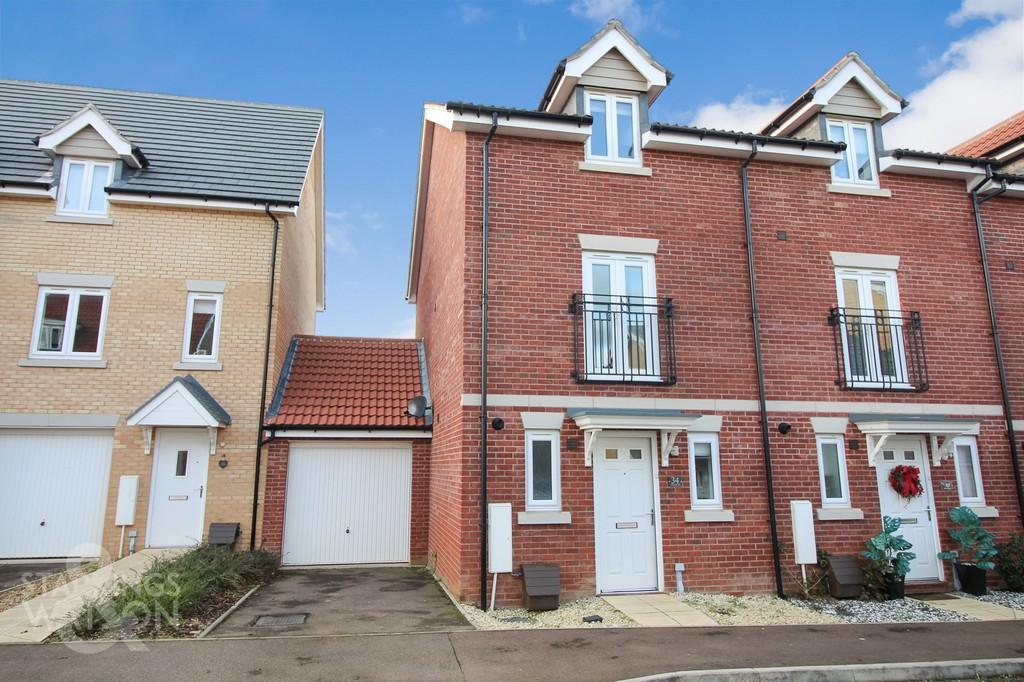 Falcon Crescent, Queens Hills 4 bed townhouse £280,000