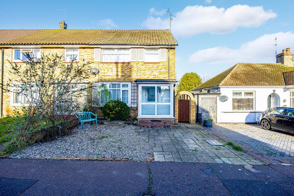 Danescroft Drive, Leighonsea, SS9 3 bed end of terrace house £1,300 pcm (£300 pw)