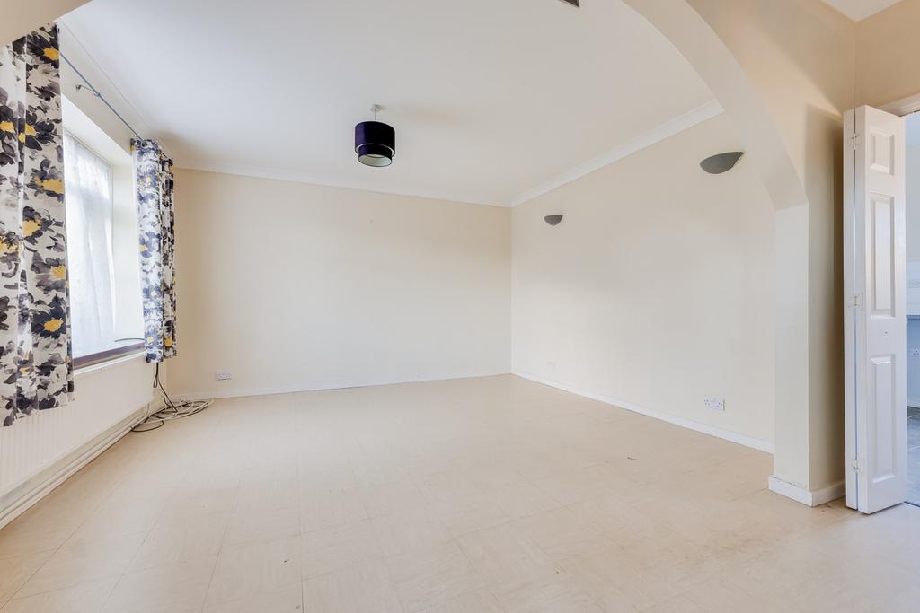 Danescroft Drive, Leighonsea, SS9 3 bed end of terrace house £1,300 pcm (£300 pw)