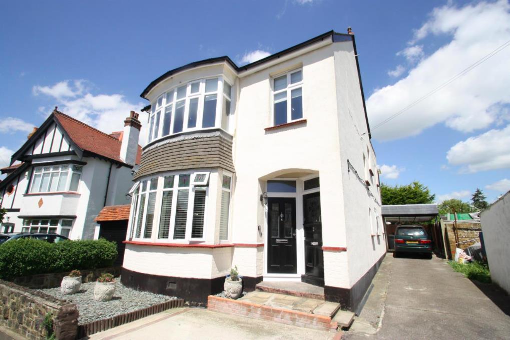 Hillside Crescent, LeighOnSea 2 bed flat £425,000