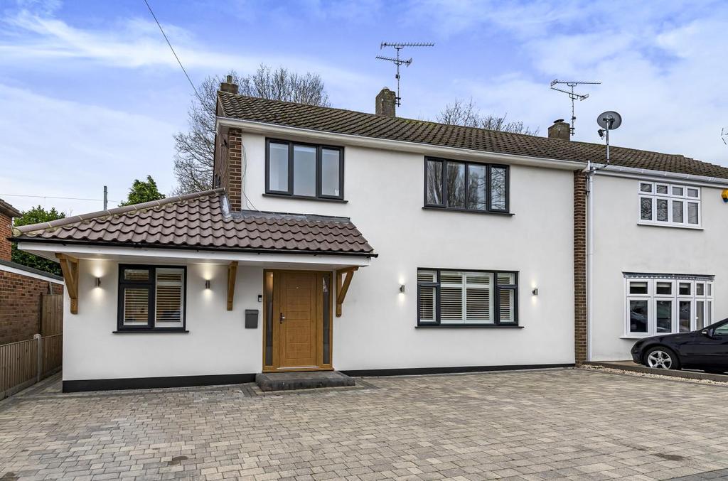 Hunter Avenue, Shenfield, Brentwood 4 bed semidetached house £700,000