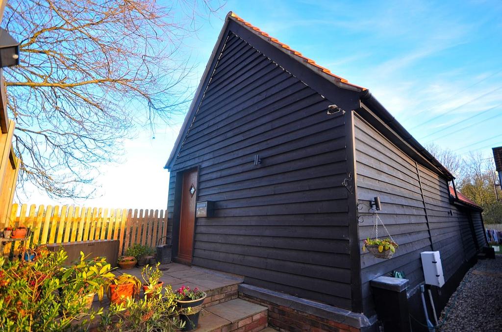 Debden Green, Saffron Walden 2 bed cottage £1,500 pcm (£346 pw)