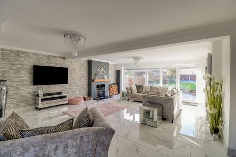 4 bedroom detached house for sale, Little Wakering Road, Southend-on-sea, SS3