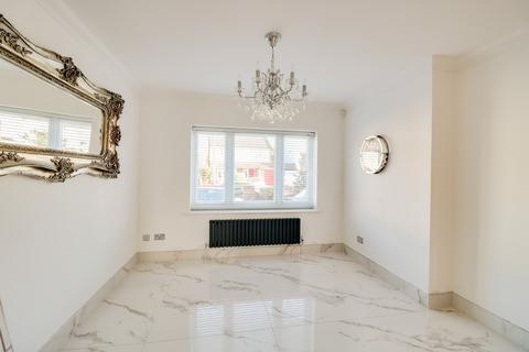 4 bedroom detached house for sale, Little Wakering Road, Southend-on-sea, SS3