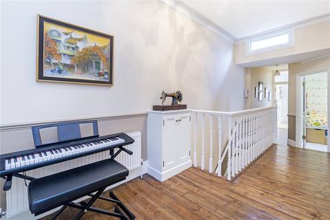 3 bedroom flat to rent, Haverhill Road, London, SW12