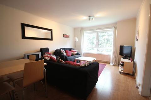 2 bedroom flat to rent, Grosvenor Park Gardens, Hyde Park, Leeds, West Yorkshire