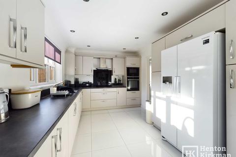 14 Broxted Drive, Wickford, SS12 9RA